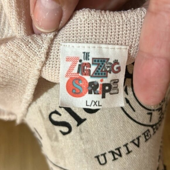 Chic Light Tan Sweater with V-Neck and Cutout Detail - Picture 5 of 5